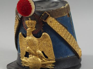 Shako modèle 1855 d’élève officier. Fut carton habillé de drap bleu ci