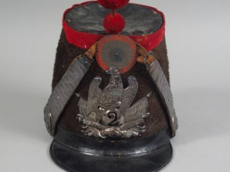 Vente aux enchères Shako modèle 1837/44 époque 2eme république. Fut garni de taupin brun,