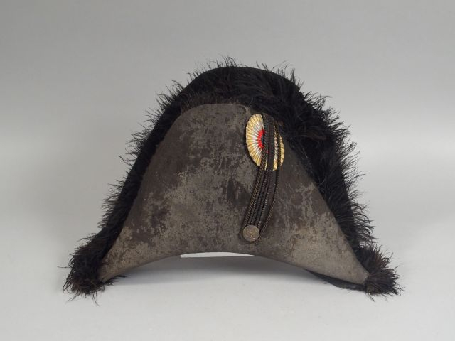 Chapeau bicorne noir d’officier supérieur, bouton plat en laiton à l’a