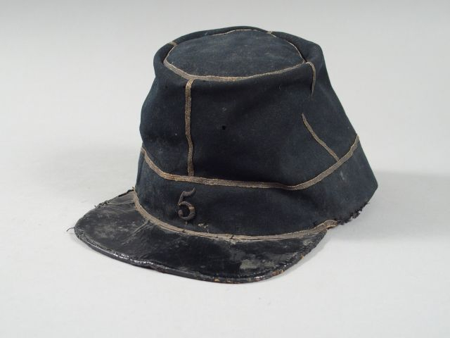 Képi troupe modèle 1845, carcasse en drap noir, bandeau noir, passepoi