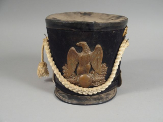 Vente aux enchères Reproduction ordinaire d’un shako premier Empire fut carton, garniture