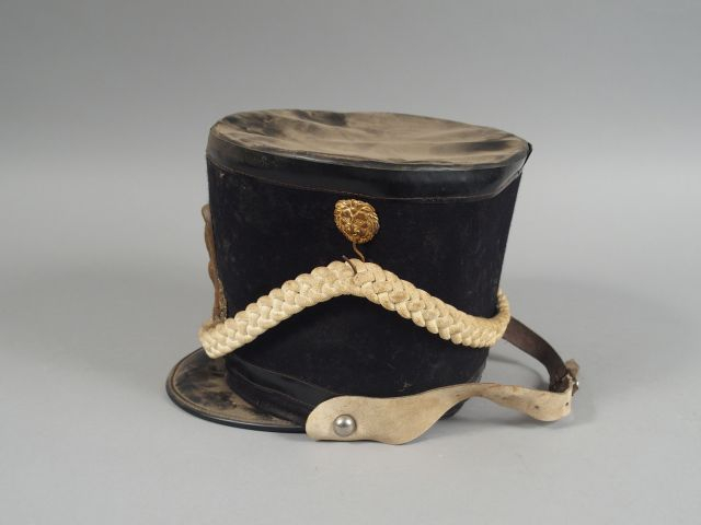 Reproduction ordinaire d’un shako premier Empire fut carton, garniture