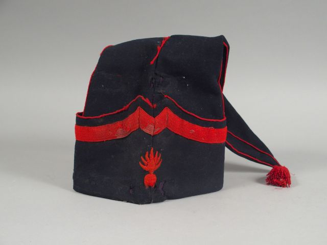 Bonnet de police troupe dans le gout du premier empire. Corps en drap 