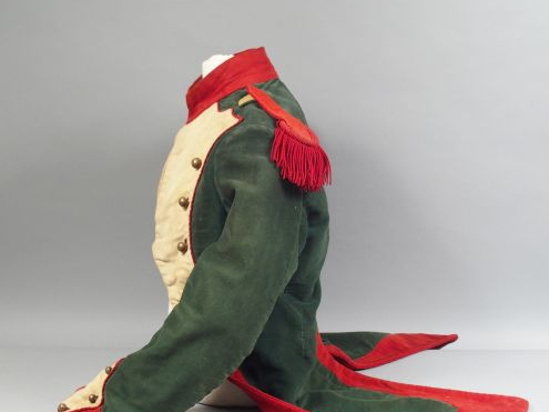 Reproduction d’un habit à la Française vert chasseur, plastron et pare