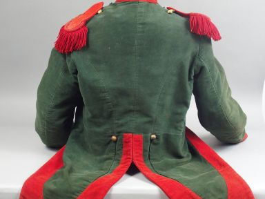 Reproduction d’un habit à la Française vert chasseur, plastron et pare