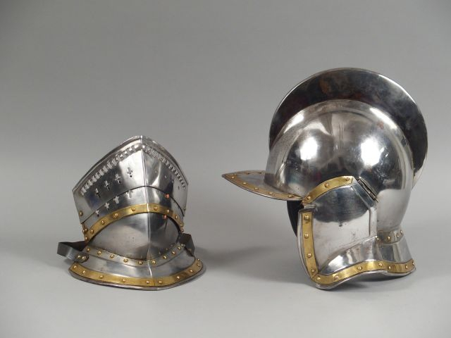 Réplique moderne d’une capeline et d’un gorgerin, tôle d’acier, garnit