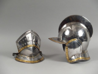 Vente aux enchères Réplique moderne d’une capeline et d’un gorgerin, tôle d’acier, garnit