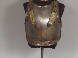 Vente aux enchères Cuirasse Française troupe modèle 1825. Marquage en cursive à l’intérie