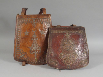 Vente aux enchères Grande sabretache orientale ancienne en cuir fauve à décor de fil de c