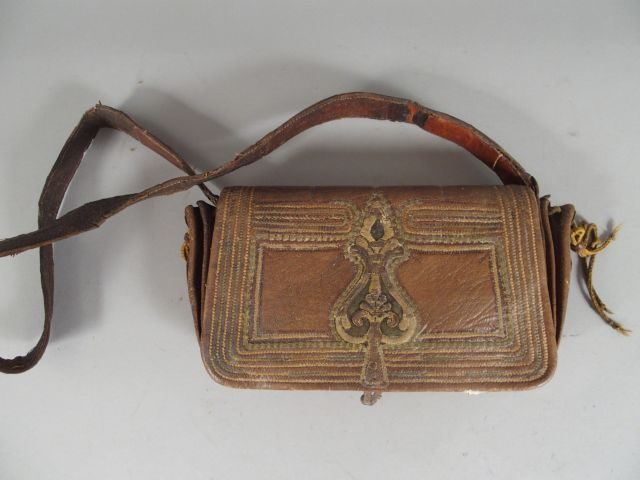 Sabretache dans le gout de l’orient en cuir brun/rouge, décor géométri
