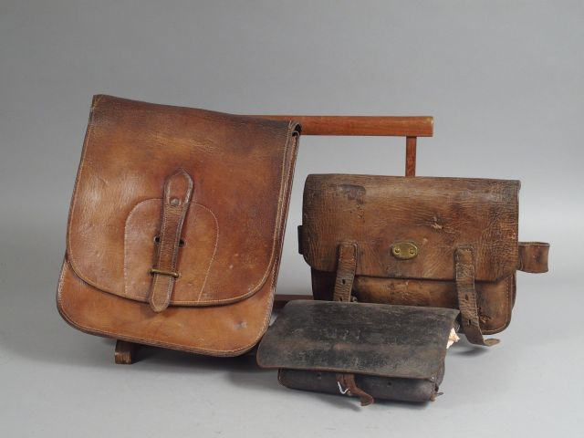 Deux gibernes en cuir noir ou fauve, une datée 1867, on y joint un gra