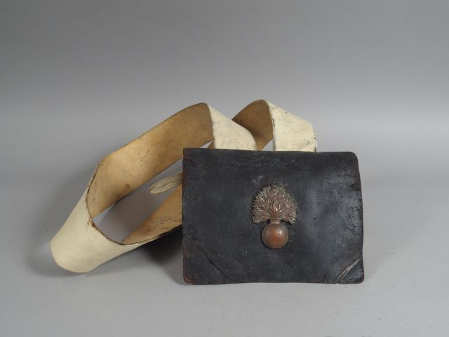 Grande giberne en cuir noir dans le gout du premier Empire (175x250 mm