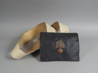 Vente aux enchères Grande giberne en cuir noir dans le gout du premier Empire (175x250 mm