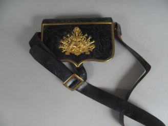 Vente aux enchères Grande giberne de musicien XIXème en cuir noirci. Motif central du rab
