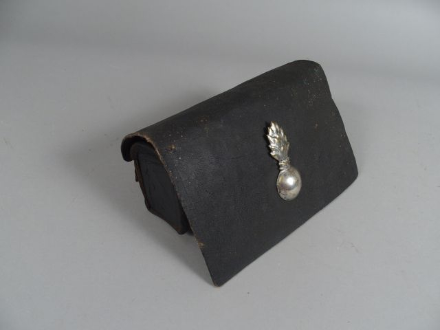 Giberne troupe en cuir noir, trois compartiments bois? Le compartiment