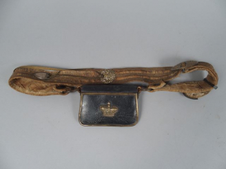 Vente aux enchères Giberne étrangère, coffret décoré d’une couronne surmonté d’une croix,