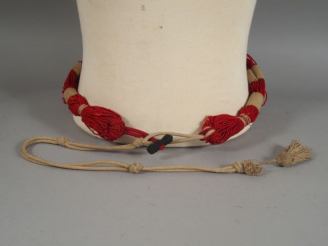 Vente aux enchères Ceinture écharpe de hussard,  écheveaux de laine cramoisie à coulant b