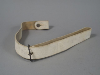 Vente aux enchères Bretelle à fusil en buffleterie blanche, boucle à un passant en laiton