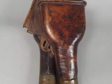 Belle paire de fontes de cavalerie en cuir fauve, botte en laiton grav