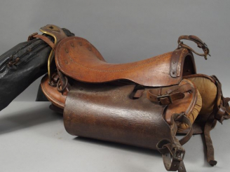 Vente aux enchères Selle et harnachement complet de cheval en cuir fauve, marquage frappé