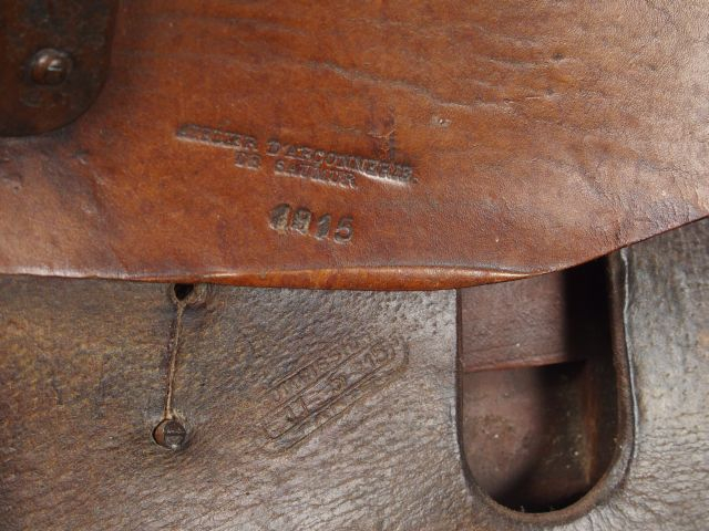 Selle et harnachement complet de cheval en cuir fauve, marquage frappé