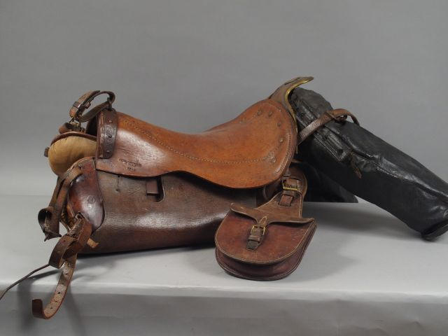 Selle et harnachement complet de cheval en cuir fauve, marquage frappé