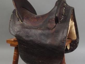 Vente aux enchères Selle de cavalerie civile XIXème siècle. (Décor de cabochons ronds en 
