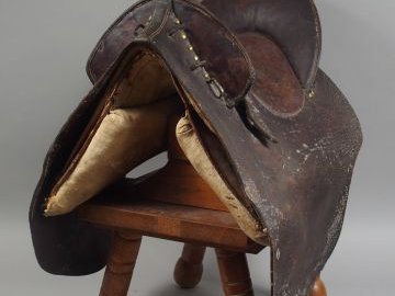 Selle de cavalerie civile XIXème siècle. (Décor de cabochons ronds en 