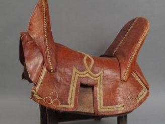 Vente aux enchères Selle de cavalerie en cuir rouge à décor brodé en coton blanc (entrela
