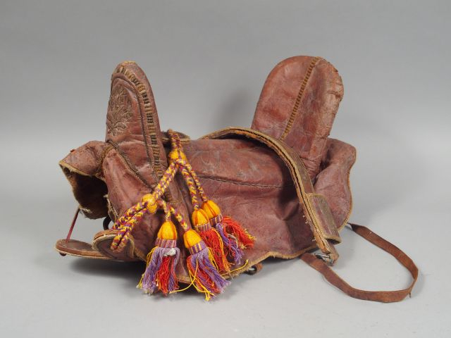 Selle de cavalerie orientale en cuir rouge à décor en canetille de cui
