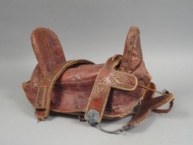 Selle de cavalerie orientale en cuir rouge à décor en canetille de cui