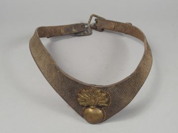 Cuir de harnachement de cavalerie, décor à la grenade en bronze. (1-)