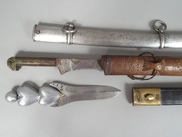 Lot de fourreaux et armes blanches divers dont sabre Nord-Africain. (2