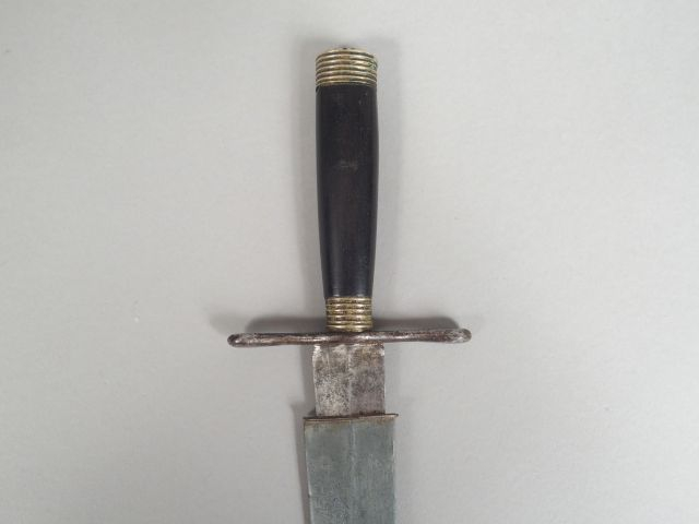 Dague romantique de 190 mm de long, monture à soie, virole et pommeau 
