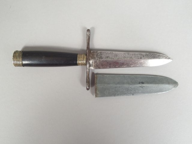 Dague romantique de 190 mm de long, monture à soie, virole et pommeau 