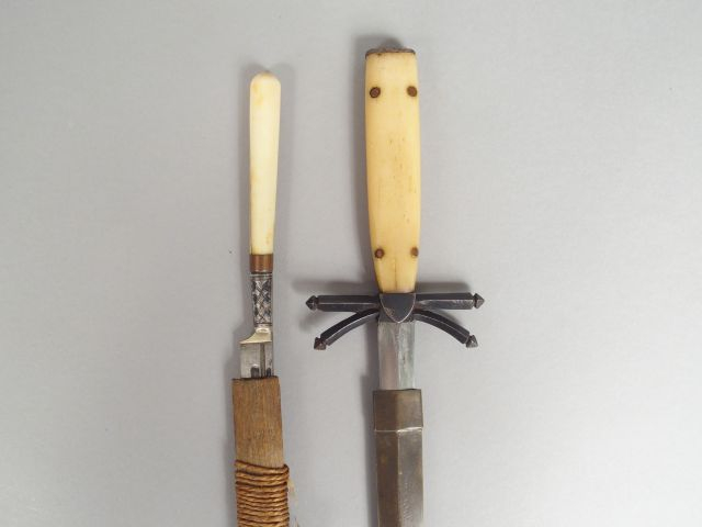 Dague romantique, fusée en os, pommeau plat, garde à écusson central e