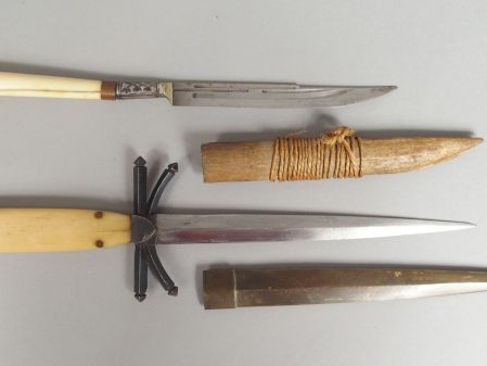 Dague romantique, fusée en os, pommeau plat, garde à écusson central e