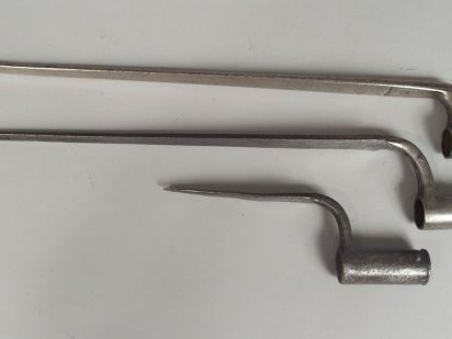 Lot de trois baïonnettes à douille dont 2 primitives sans virole, une 