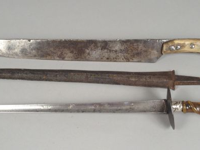 Trois armes blanches diverses dont une dague de défense, pommeau rond 