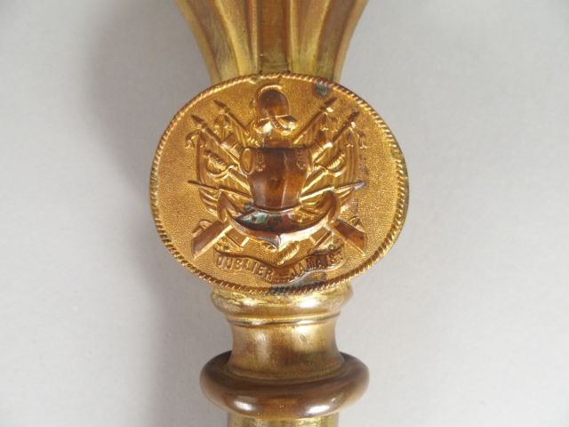 Pointe de drapeau en feuille de laiton doré embouti époque 3eme Républ