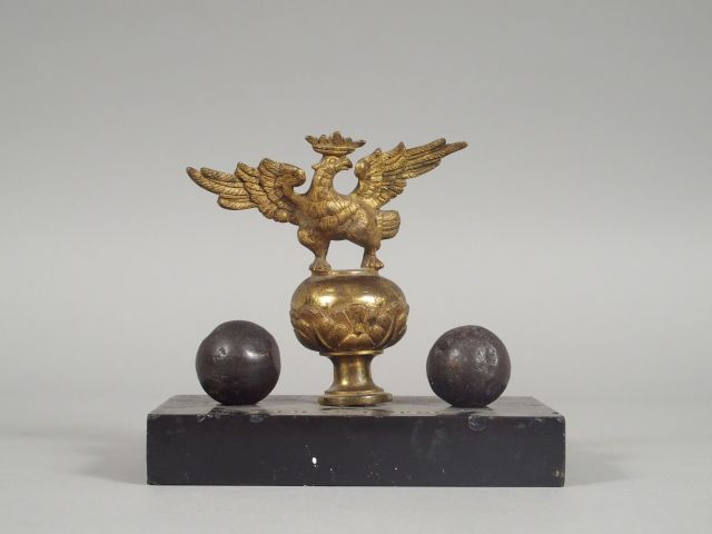 Ensemble décoratif composé de deux biscaïens en fer battu entourant un
