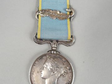 Médaille Anglaise de Crimée, avec son ruban bleu pale à deux raies jau