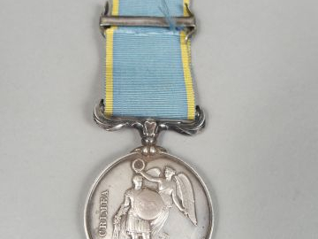 Médaille Anglaise de Crimée, avec son ruban bleu pale à deux raies jau