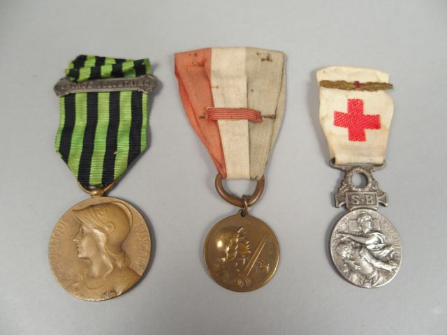 Lot de trois décorations première guerre mondiale et croix rouge dont 