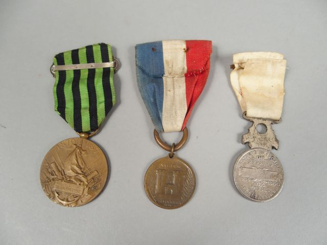 Lot de trois décorations première guerre mondiale et croix rouge dont 
