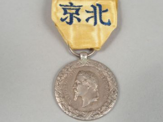 Vente aux enchères Médaille Napoléon III campagne de Chine. Module argent, profil de l’em
