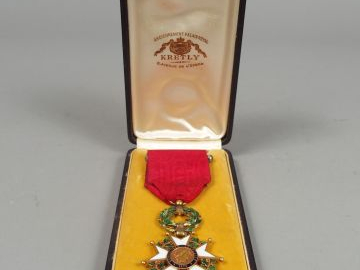 Superbe boite contenant une étoile de la légion d’honneur d’officier, 