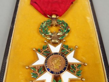 Superbe boite contenant une étoile de la légion d’honneur d’officier, 
