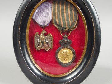 Tableau ovale contenant deux décorations dont une médaille à l’aigle i