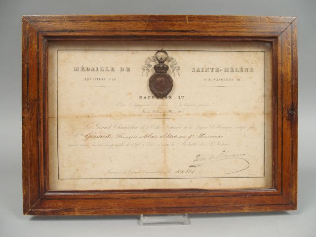 Tableau contenant une médaille de st Héléne sans ruban et son diplôme 